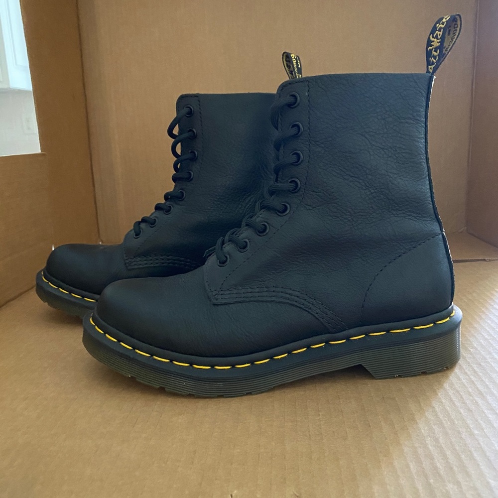 Dr. Marten's 1460 black Women's lace up boots size 7